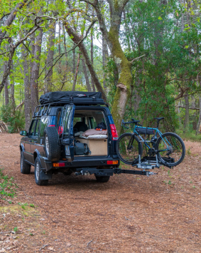 Skep Swing 117 draagsysteem gemonteerd op trekhaak met fietsendrager rechts draaiend