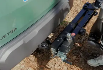 Detail van Skep Swing bevestiging op trekhaak